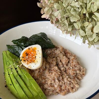 Гречка с сыром, авокадо и яйцомв Pellegrino по цене 395 ₽