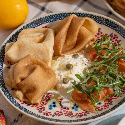 Блины со Страчателлой и лососем в Сыроварня по цене 890 ₽