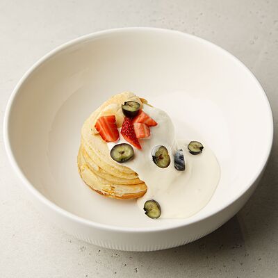 Панкейки с ягодами и соусом Пломбир в Философия по цене 620 ₽