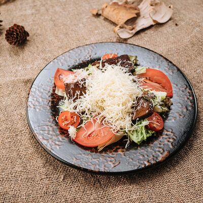 Салат с теплой телятиной в Кафе-парк Теремок по цене 375 ₽