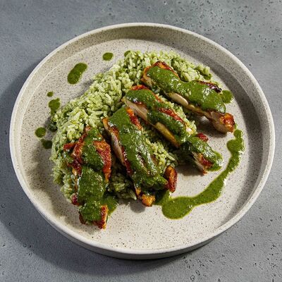 Цыпленок с рисом и зеленым карри в Великие по цене 900 ₽