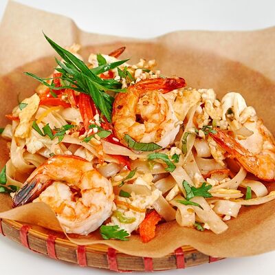 Пад Тай с тигровыми креветками, овощами и арахисом в Bao по цене 449 ₽