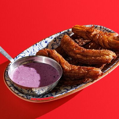 Чуррос с дипом из розовой матчи, питахайи, сгущёнки в Muchachos по цене 450 ₽