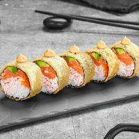 Ролл Гранд азия с лососем темпура в Суши Мастер