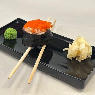 Гункан с лососем в Balance cafe по цене 483 ₽