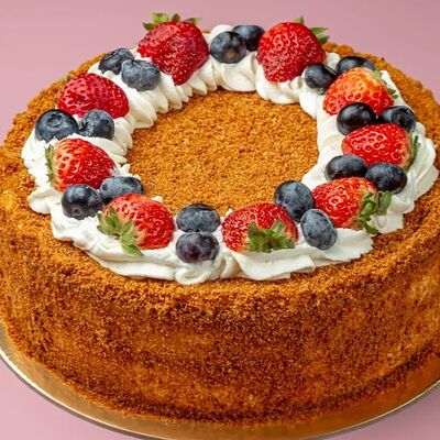 Медовик ягодный в Mosdesserts по цене 5800 ₽