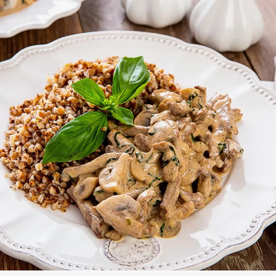 Куриная печень в сливочном соусе с гречей в Три печки по цене 460 ₽