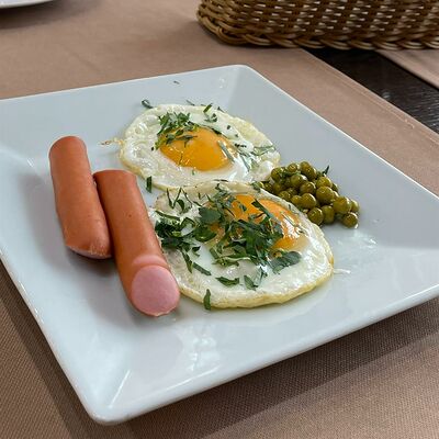 Яичница с баварской сосиской и горошком в Кафе на развилке по цене 540 ₽