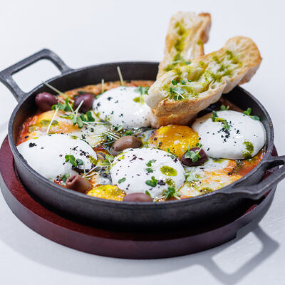 Шакшука с муссом из чеченской брынзы, оливками и шпинатом в АВЛИ бистро по цене 650 ₽