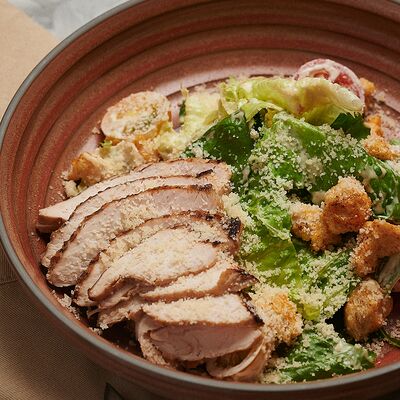 Цезарь с курицей в Липа гастробар по цене 520 ₽