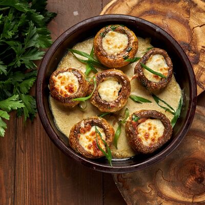 Шампиньоны, запеченные с сыром в соусе чкмерули в Инжир по цене 470 ₽