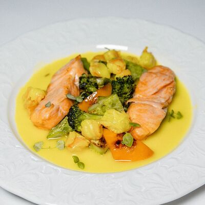 Лосось с овощным соте, с креветками и соусом берблан в Culture по цене 1190 ₽