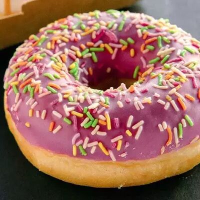 Пончик с клубничной начинкой в Престо по цене 230 ₽