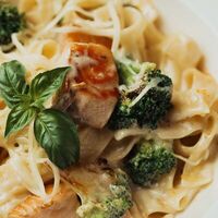 Феттуччине с семгой в сливочном соусе в Шеф Пушкин