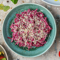 Салат из нежной говядины с копченым сыром сулугуни в Двор Помидор