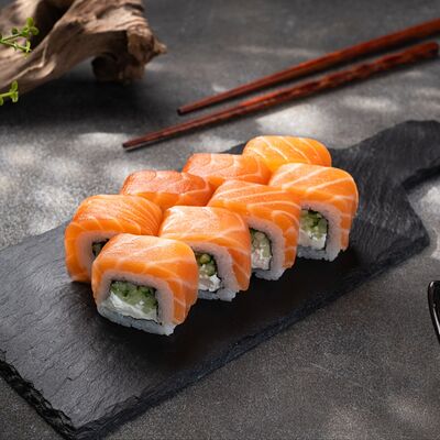 Ролл Мурманская Филадельфия прайм с огурцом в Акула вкуса по цене 799 ₽