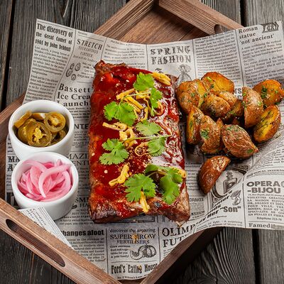 Свиные рёбрышки из печи с соусом BBQв Паб Мира по цене 790 ₽
