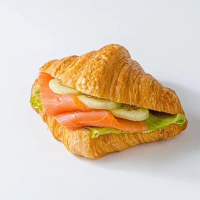 Круассан с форелью и авокадов Волконский по цене 690 ₽