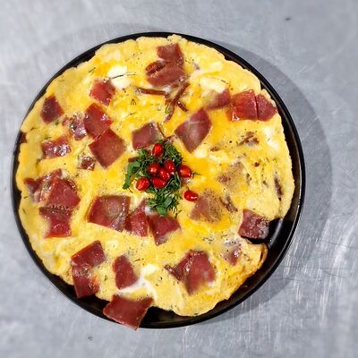 Яичница с бастурмойв Лори кафе по цене 850 ₽