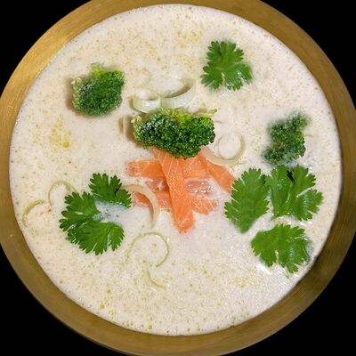 Том Кха с лососем и брокколи в Кимчи по цене 559 ₽