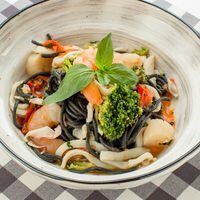 Спагетти неро с морепродуктами и перцем в Итальянец