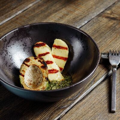 Жареный сыр халуми с авокадо в Потроха по цене 529