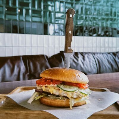 Бургер с куриной котлетой в Пипа по цене 750 ₽