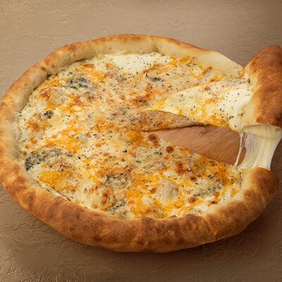 Пицца Четыре Сыра с сырным бортом в ТОКИО-CITY по цене 980 ₽