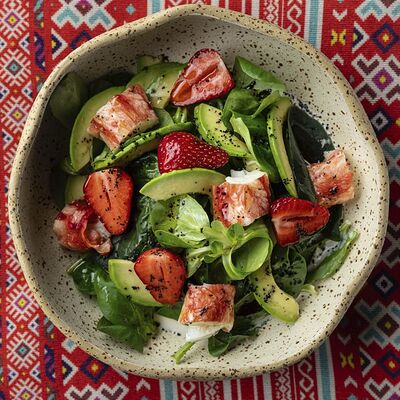 Салат с крабом, авокадо и клубникой в Eshak по цене 1400