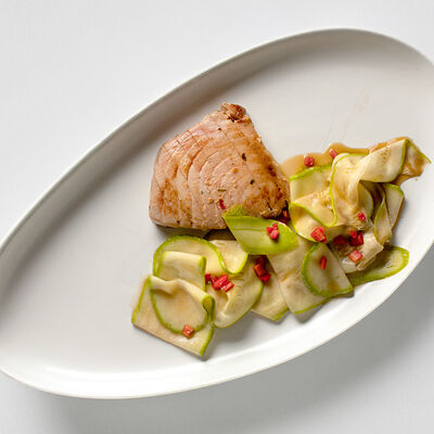 Стейк из тунца с паппарделле из кабачка в Бибирево по цене 980 ₽