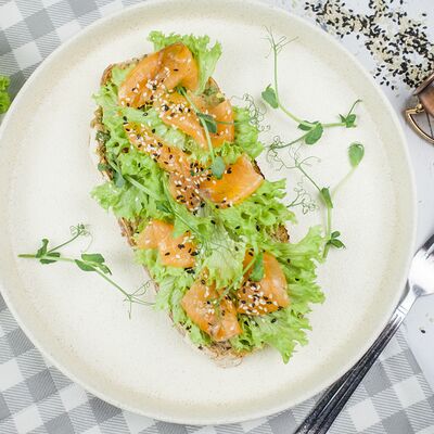 Брускетта с лососем и соусом гуакамоле в Eat fresh по цене 640 ₽
