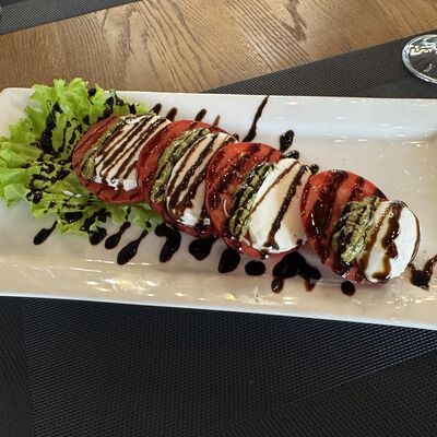 Моцарелла с помидорами в Хинкальная по цене 790 ₽