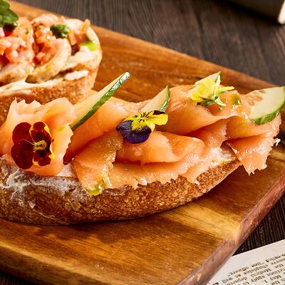 Брускетта с лососем в Честертон по цене 530 ₽