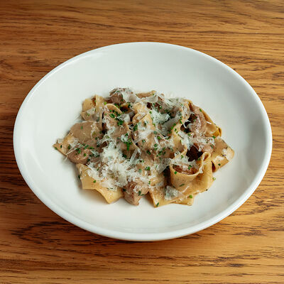 Паппарделле с уткой в перечном соусе в Riesling Boyz по цене 970 ₽