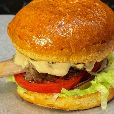 Бургер с говяжьим ребром в Nest по цене 750 ₽