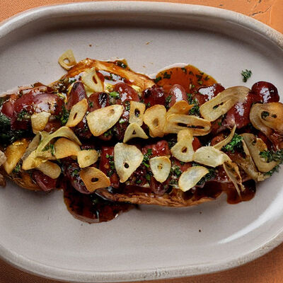 Куриные сердца, сельдерей конфи, чипсы из чеснока в Maya по цене 1300 ₽