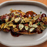 Куриные сердца, сельдерей конфи, чипсы из чеснока в Maya