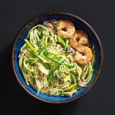 Шпинатная лапша в сырно-сливочном соусе с креветками в Inwok по цене 720 ₽