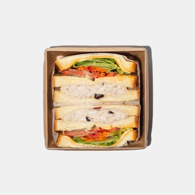 Японский сэндвич сандо с курицей в Surf Coffee x Passage по цене 375 ₽