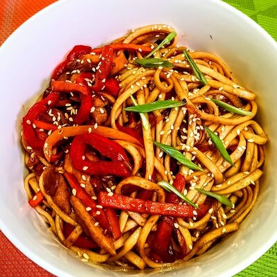 Вок с говядиной и пшеничной лапшой в Вкус Кореи по цене 298 ₽