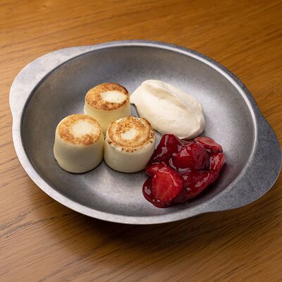 Сырники, клубничный конфи, заварной мусс в 321 Club by Novikov по цене 430 ₽