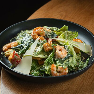 Азиатский Цезарь с креветками в Джимми Чу по цене 910 ₽