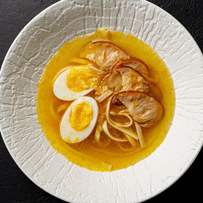 Куриный суп с удоном в MEAT HAPPENS BBQ по цене 450 ₽