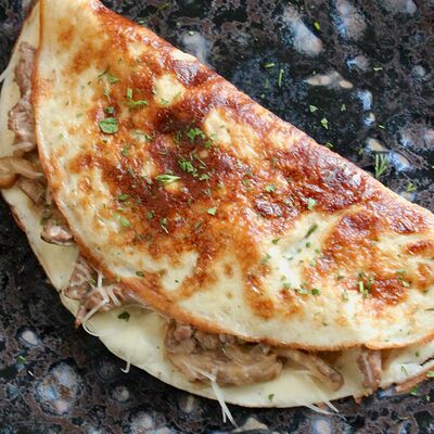 Омлет с жюльеном из утки и грибами в Хюгге Сырный ресторан по цене 650 ₽