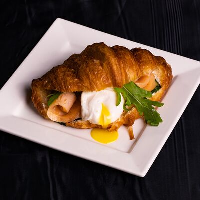 Круассан с лососем и яйцом пашот в Безе по цене 690 ₽