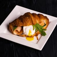 Круассан с лососем и яйцом пашот в Безе