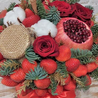 Новогодний букет с клубникой, медом и гранатом в Buketonline - Съедобные букеты и клубника в шоколаде по цене 6589 ₽