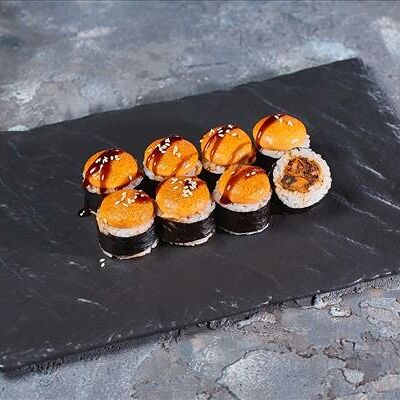 Запеченный ролл маки спайси-мидии в Между палок по цене 299 ₽