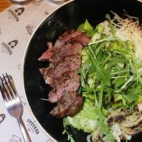 Салат с говядиной и сыром пармезан в Гретель