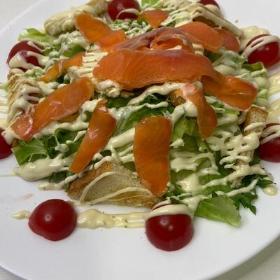 Салат Цезарь с лососем в Отменная пельменная по цене 430 ₽